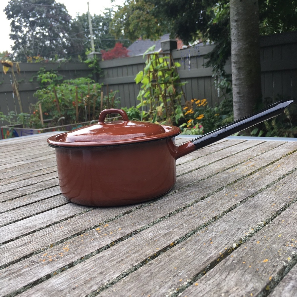 🦋 3 for $25 - Vintage Chippy Enamelware Pot With Lid 🇵🇱